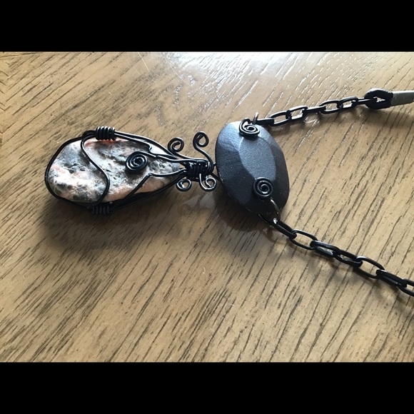 Wire wrapping rock pendant - Picture 3 of 4